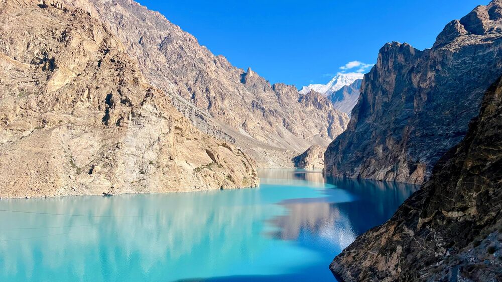 Hồ Attabad với màu nước trong xanh như ngọc bích